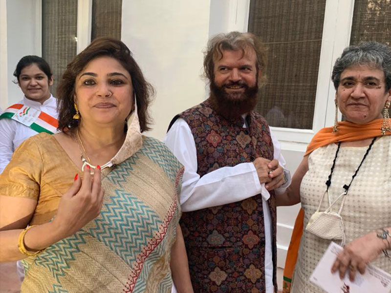 18.-Dr.-Sumi-Gupta-With-Member-of-Lok-Sabha-Hansraj-Has-and-Vice-President,-ICUNR-Mrs.-Ratan-Kaul