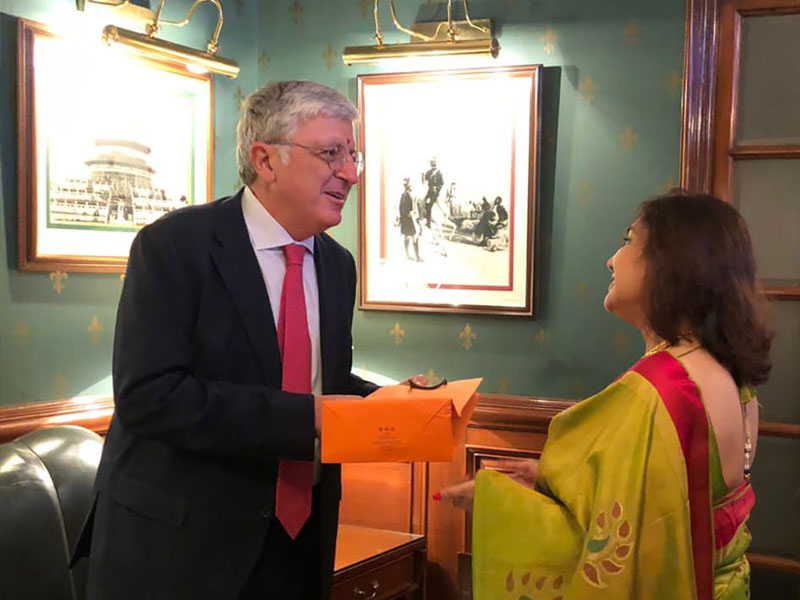21.-Dr.-Sumi-Gupta-With-Italian-Ambassador-H.E.-Mr.-Vincenzo-de-Luca