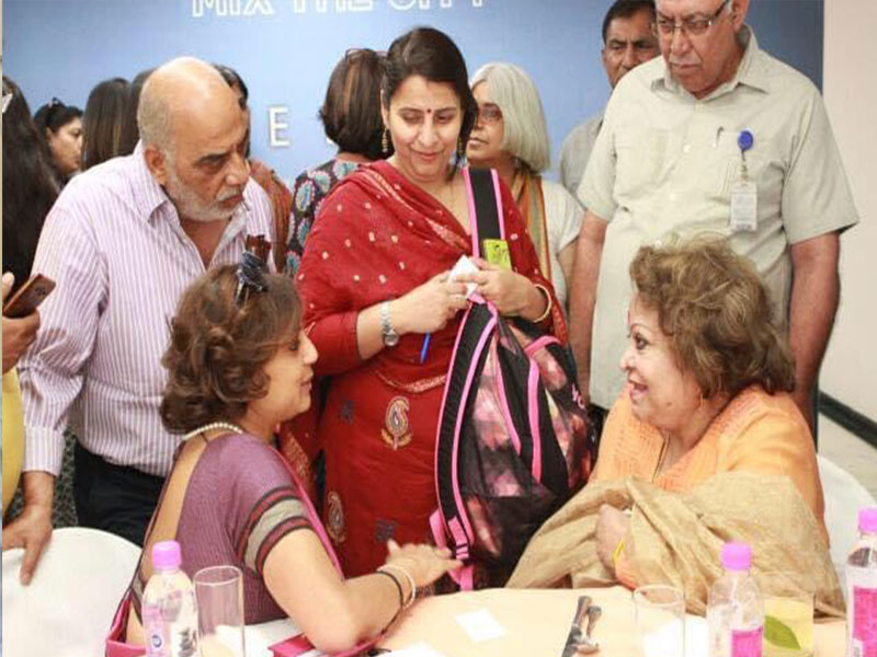 32.-Dr.-Sumi-Gupta-With-Former-Vice-President-Hamid-Ansari's-Wife-Mrs.-Salma-Ansari