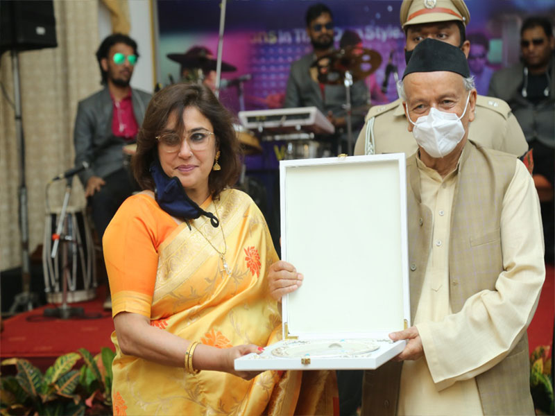 69.-Dr.-Sumi-Gupta-With-Maharashtra-Governor-Bhagat-Singh-Koshyari