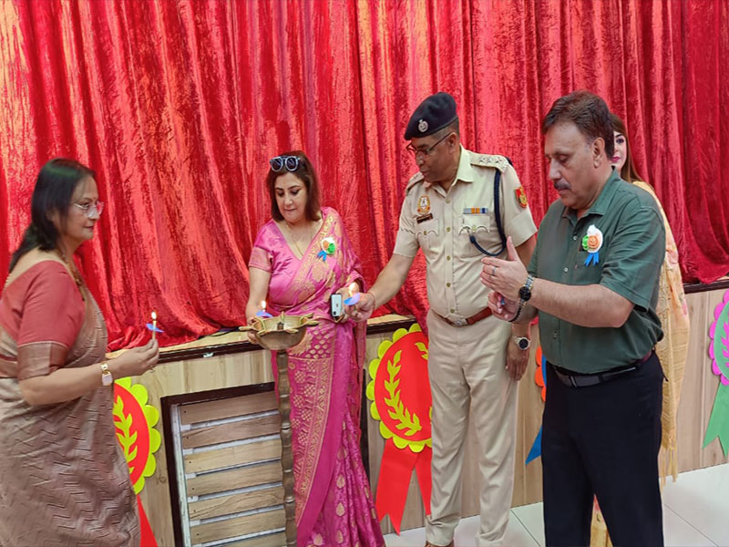 76.-Dr.-Sumi-Gupta-With-ACP-Vijay-Chandel-at-G.D.Goenka-Paschim-Vihar